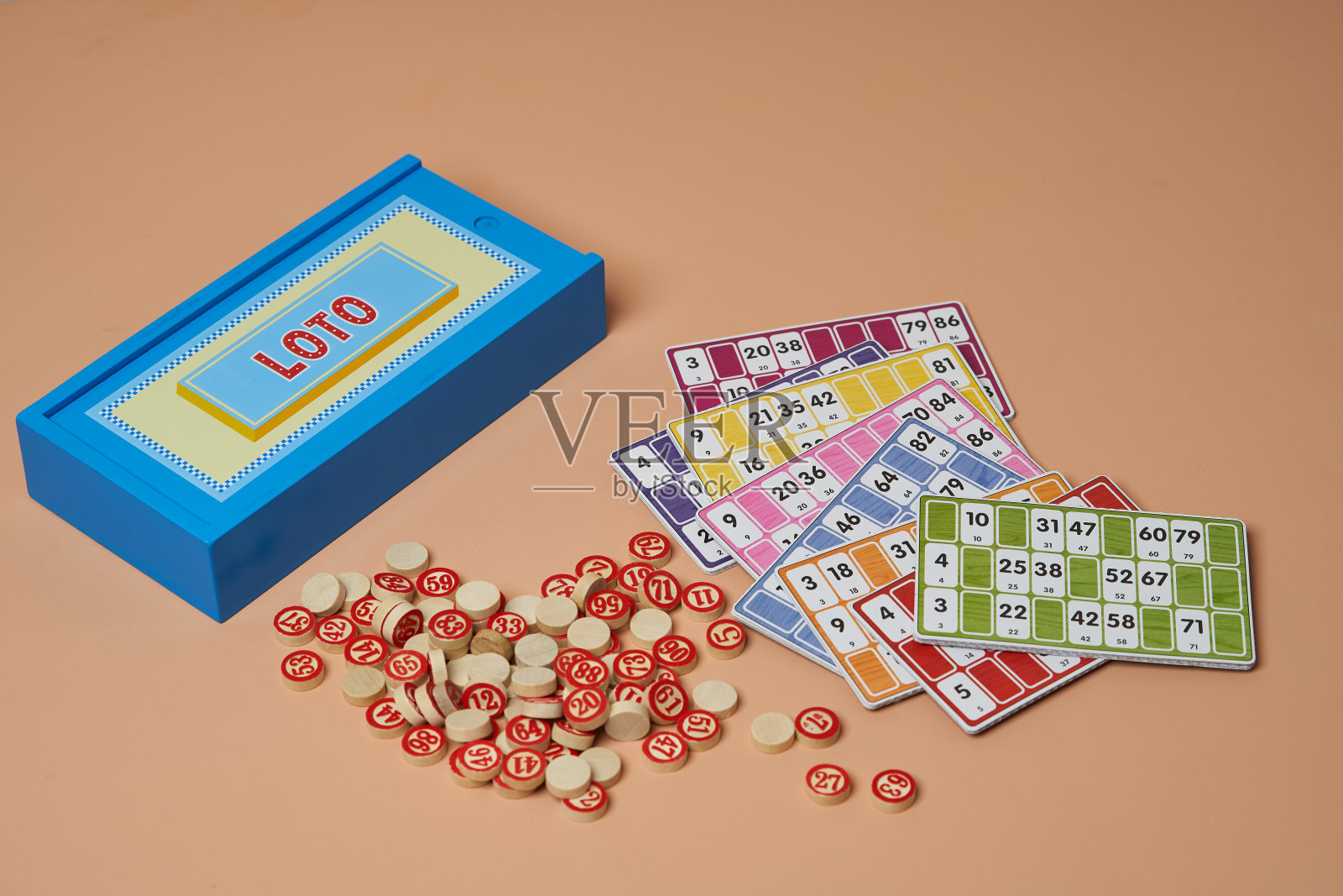 有木桶和票的棋盘游戏乐透。照片摄影图片