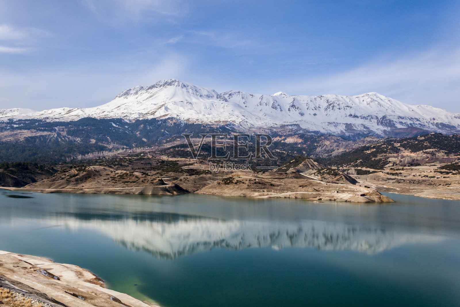 安塔利亚贡贝水坝湖和白雪皑皑的山景照片摄影图片