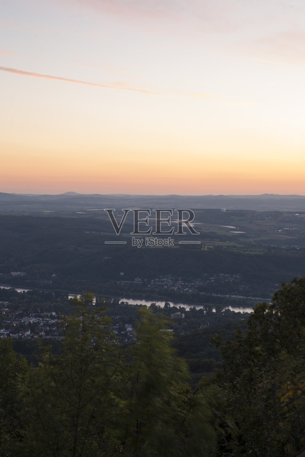 日落时分,莱茵河上的天际线进入德国的低山脉照片摄影图片