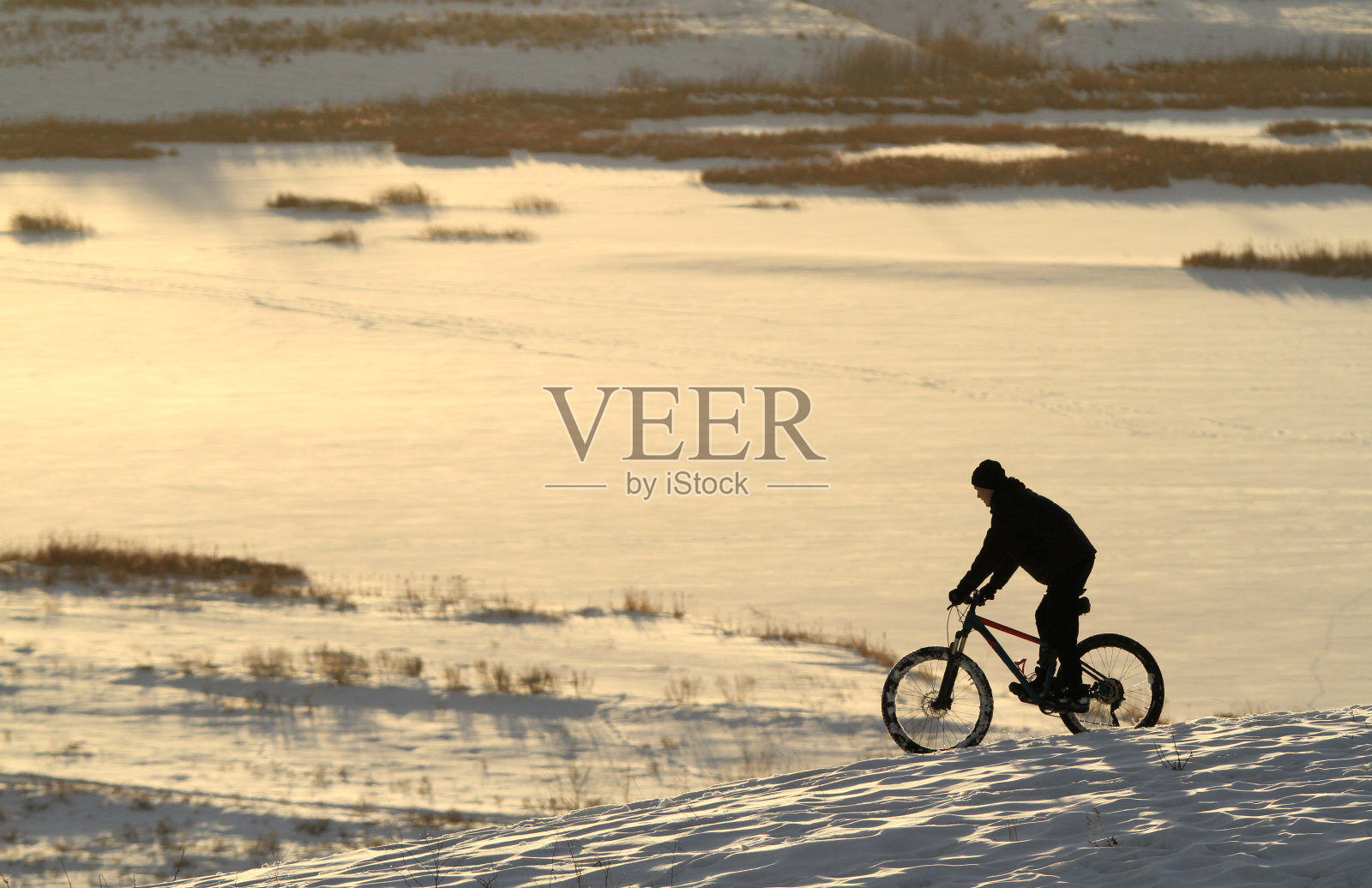 在加拿大冬季骑胖胎自行车的白人男子照片摄影图片