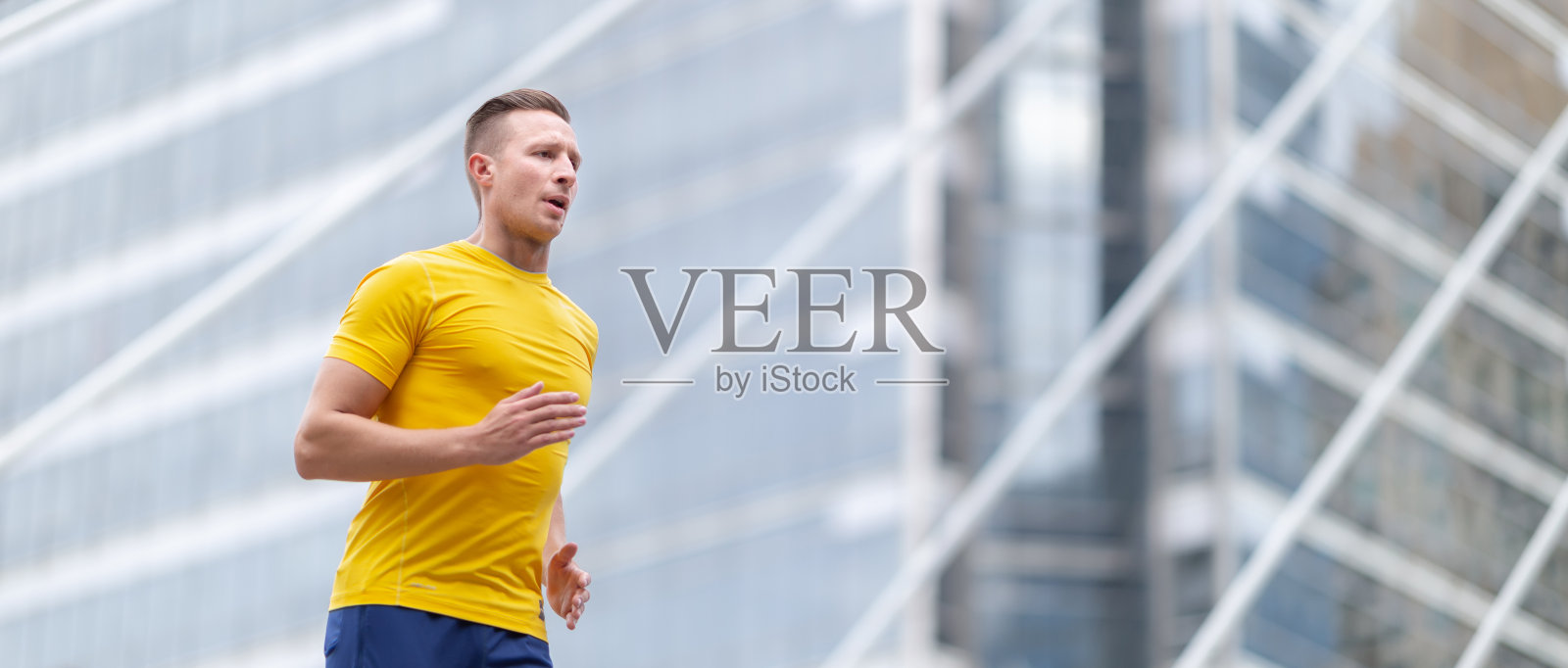 帅哥早上锻炼慢跑照片摄影图片