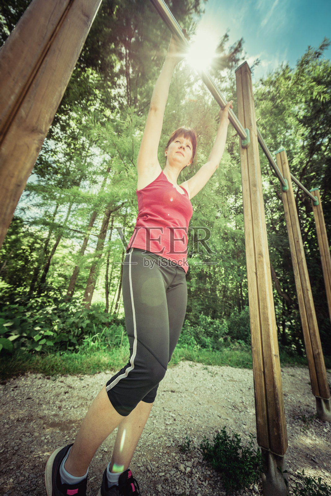 运动女人准备在森林里奔跑照片摄影图片