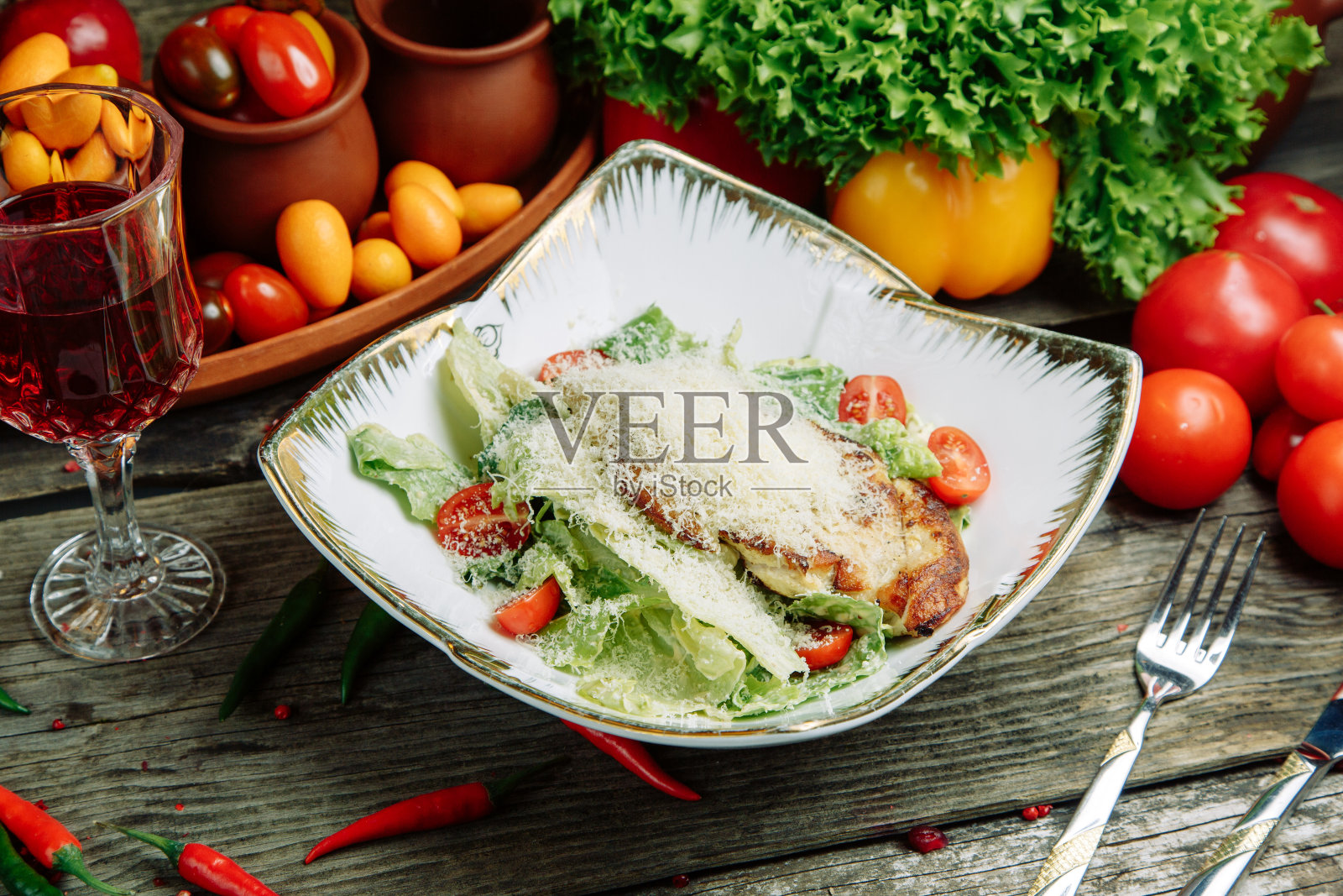 凯撒沙拉和奶酪在盘子里。餐厅菜与蔬菜装饰。照片摄影图片