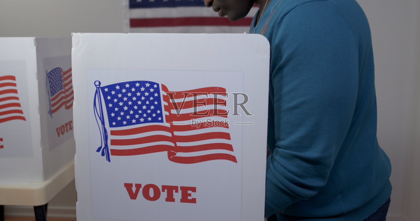 侧面的非洲裔美国人在投票站投票照片摄影图片