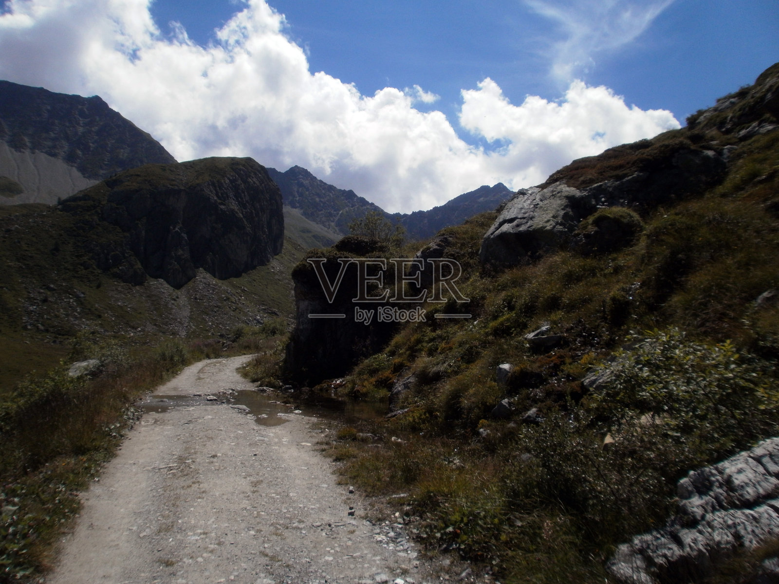 阿尔卑斯山的小路。照片摄影图片