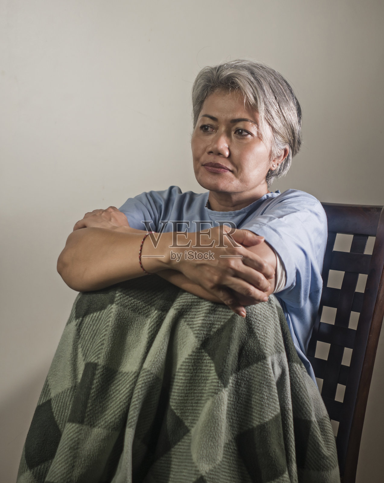 痛苦、沮丧的中年妇女,患有精神疾病照片摄影图片