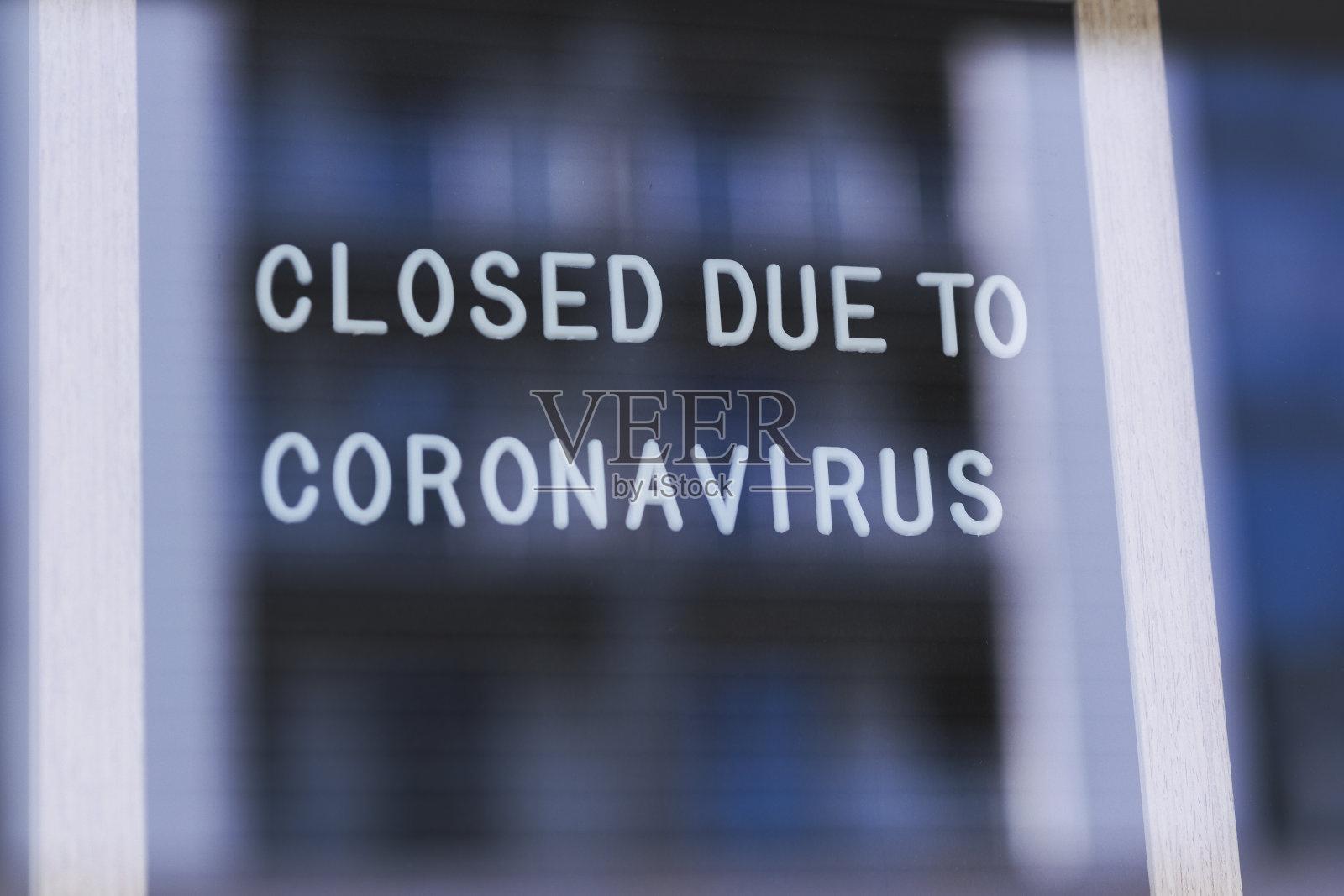 因黑板上冠状病毒文字而关闭照片摄影图片