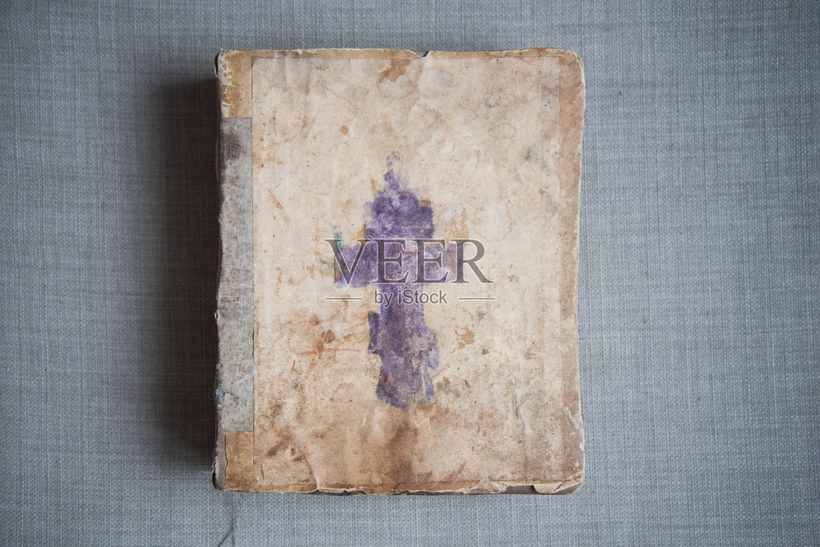 一本非常古老的圣经,流传至今。书上的照片。照片摄影图片