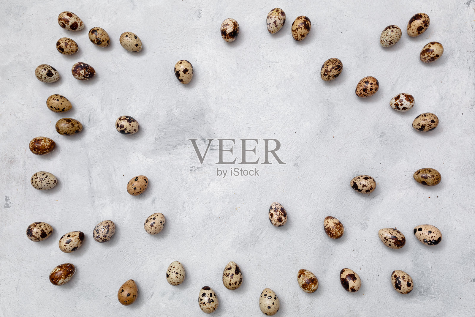 鹌鹑蛋放在一个明亮的背景上,放在画框的边缘照片摄影图片