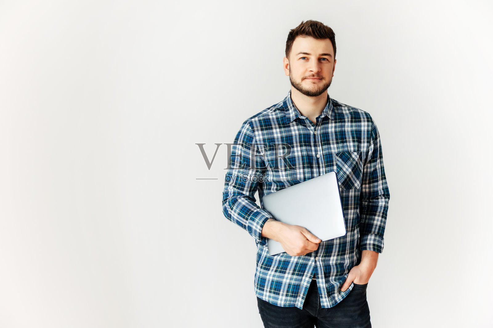 现代学生用笔记本电脑学习照片摄影图片