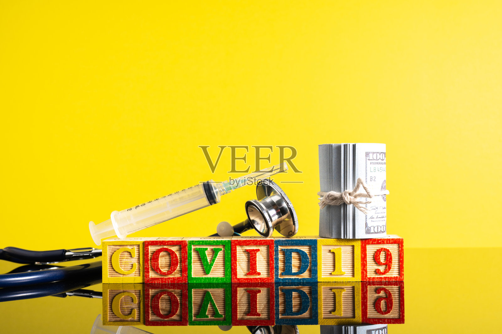 Covid-19在字母立方体照片摄影图片