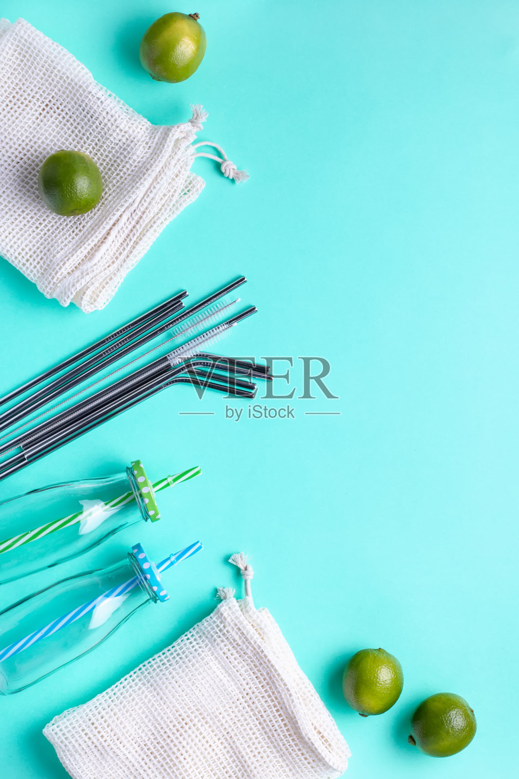 零废物边界棉袋,玻璃罐,可重复使用的金属吸管,水果在蓝色桌面上,复印空间。零浪费生活方式或可持续的生活方式概念照片摄影图片