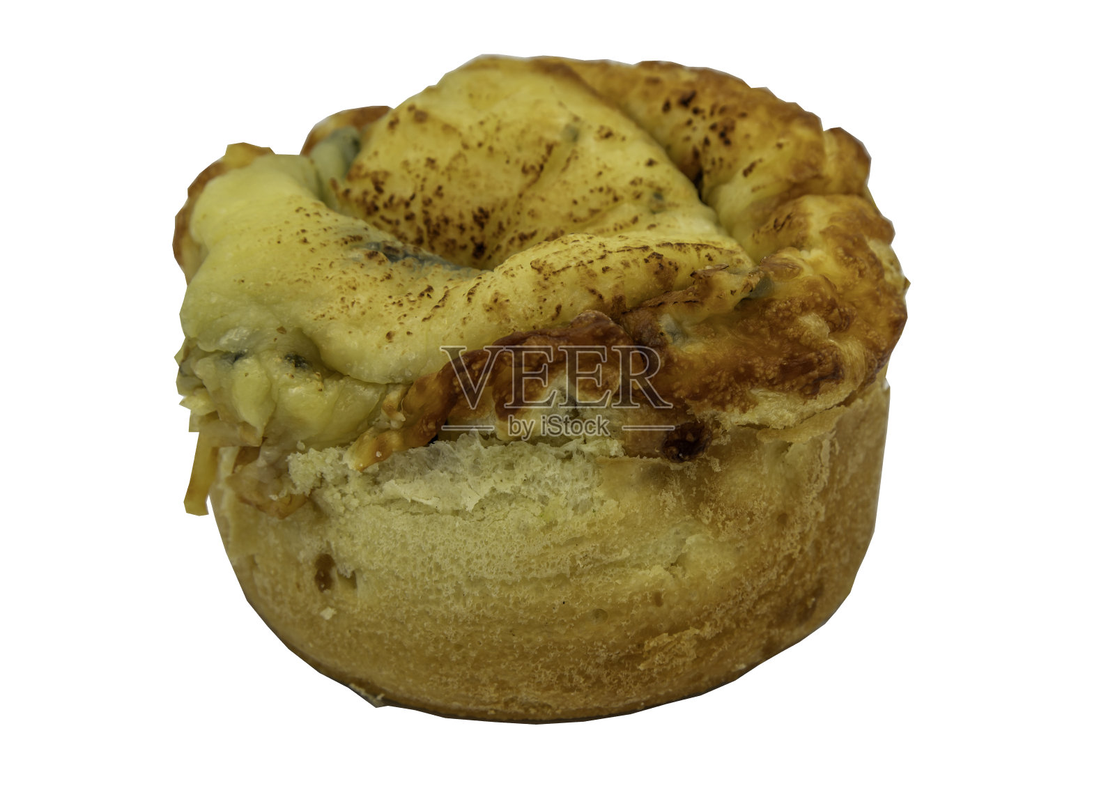 在白色背景上孤立的菠菜奶油蛋卷。照片摄影图片