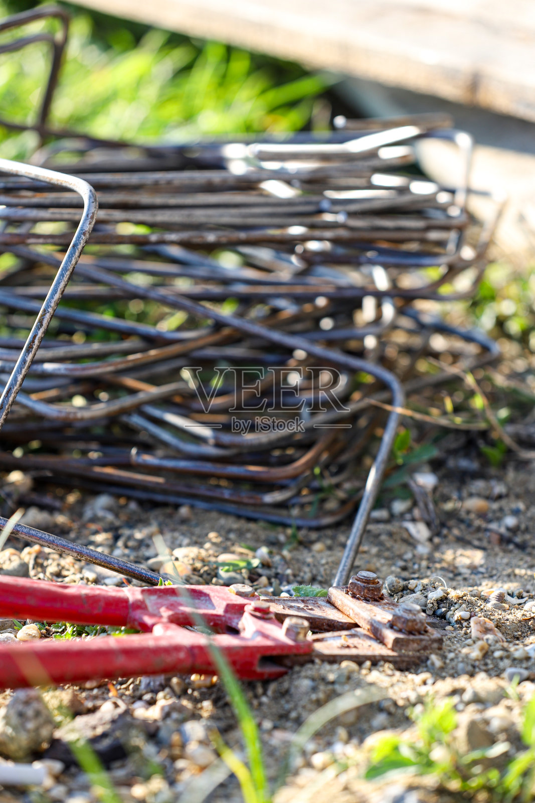 红色金属剪刀切割铁电枢条。本空间照片摄影图片