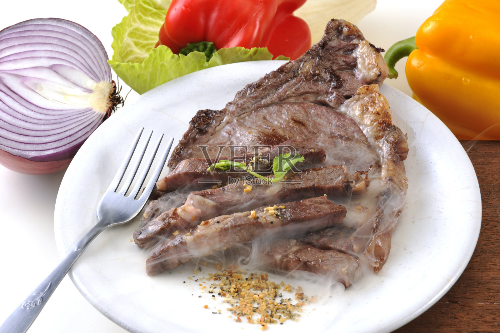 新鲜牛排和配菜台湾照片摄影图片