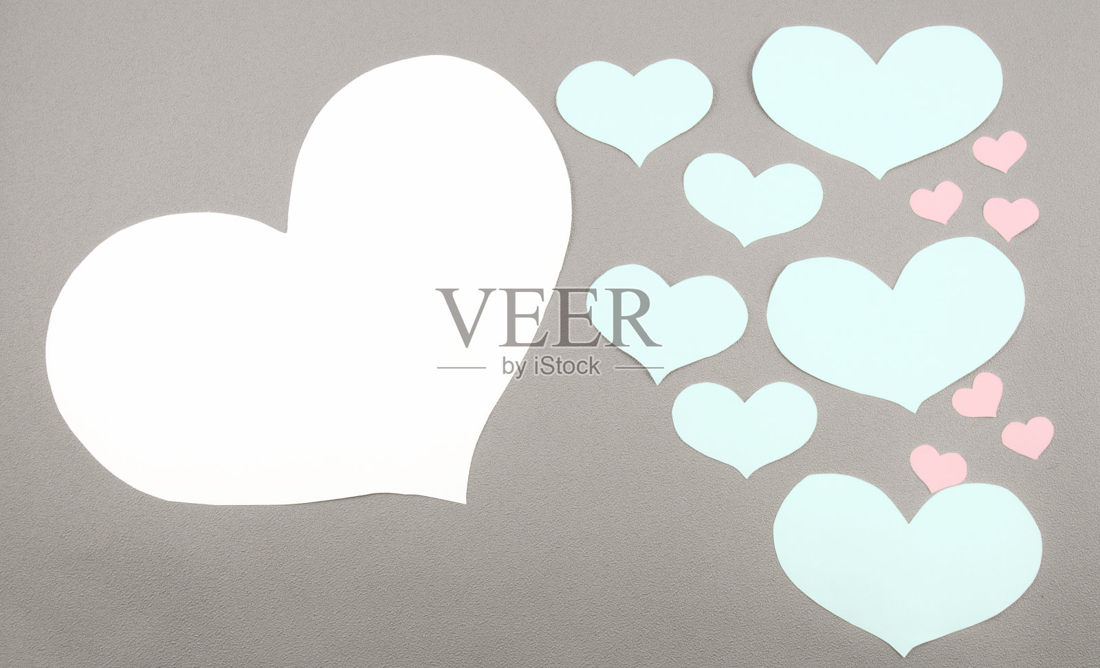 纸心作为贺卡在彩色的背景照片摄影图片