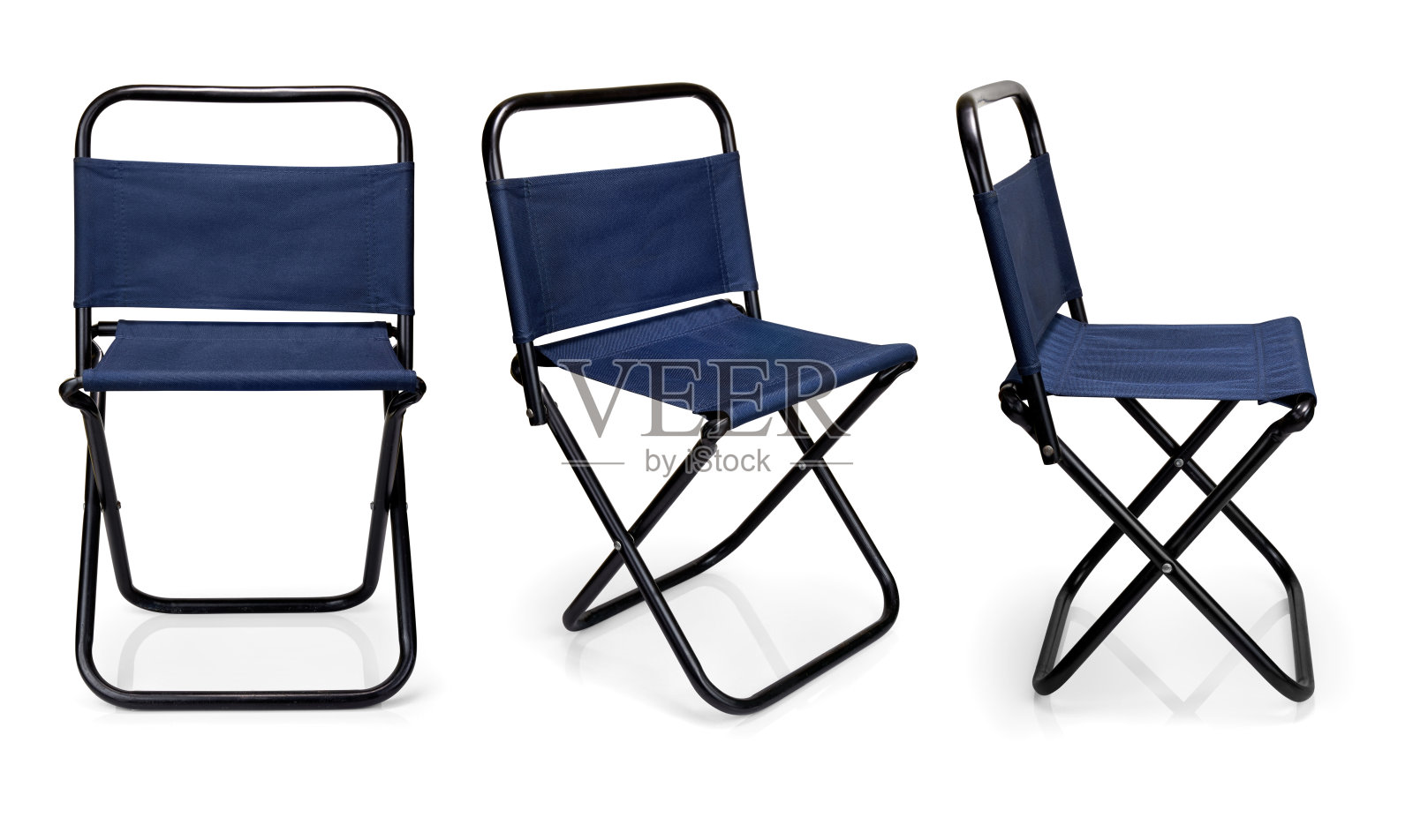 黑色铁折叠椅与蓝色织物隔离在白色背景。照片摄影图片