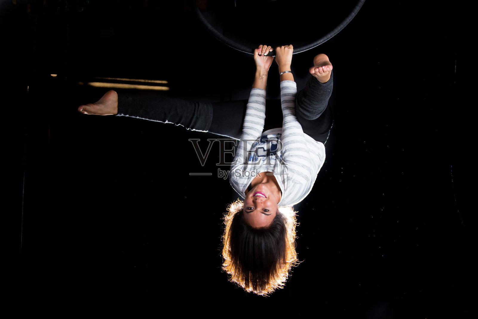 在篮筐里练习的女人照片摄影图片