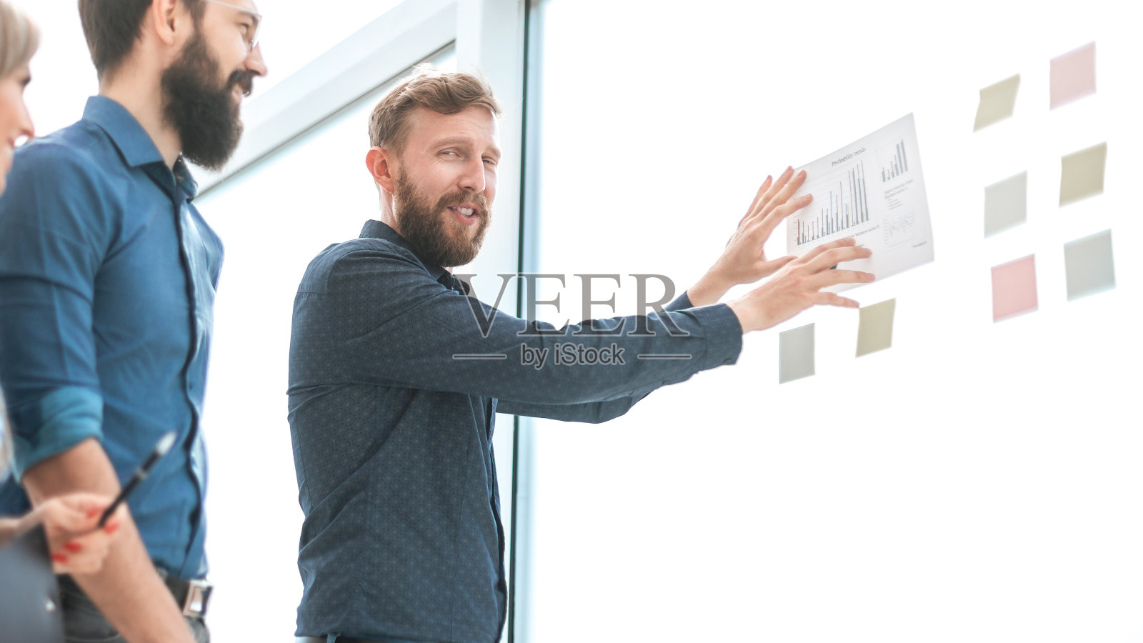 业务团队站在办公室里讨论财务计划照片摄影图片