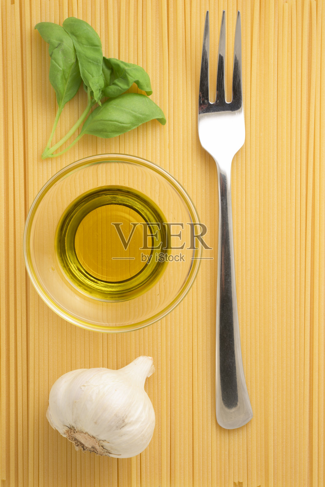 用叉子解构香蒜酱照片摄影图片