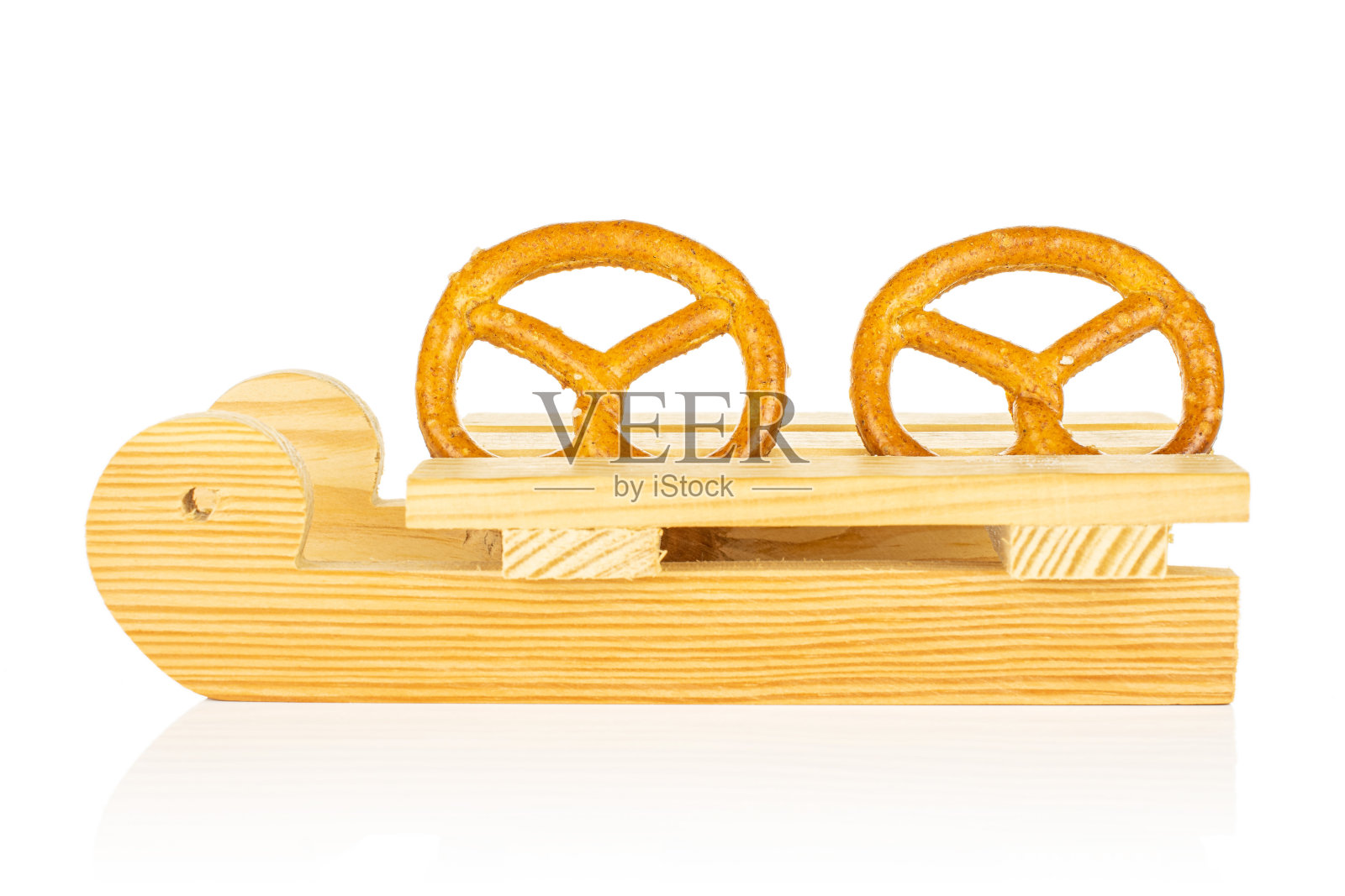 咸味的棕色椒盐卷饼孤立在白色上照片摄影图片