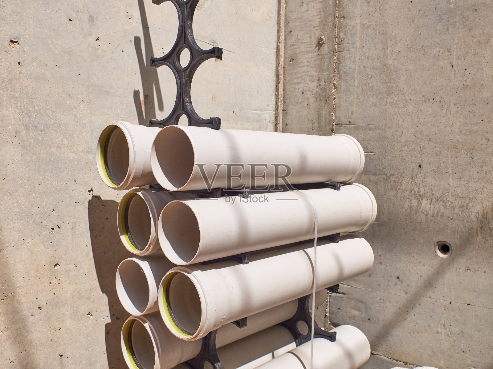 施工现场污水管道系统塑料件照片摄影图片