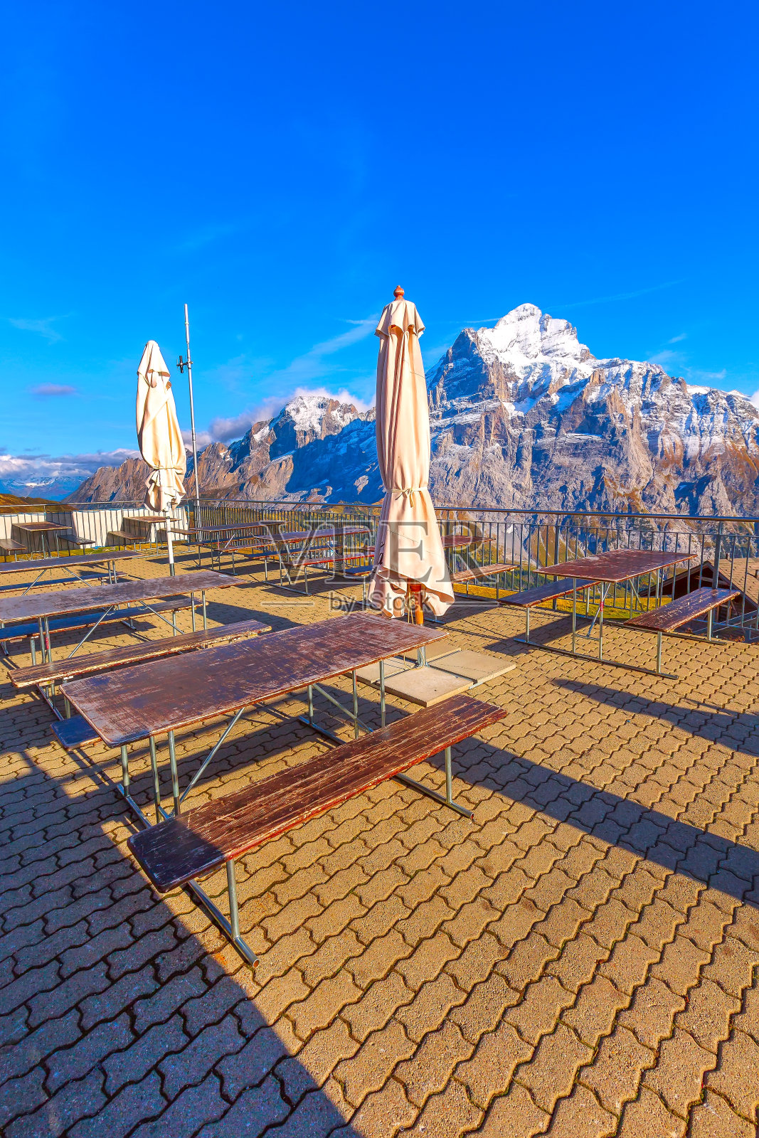 瑞士格林德沃第一的Cliff Walk酒吧照片摄影图片