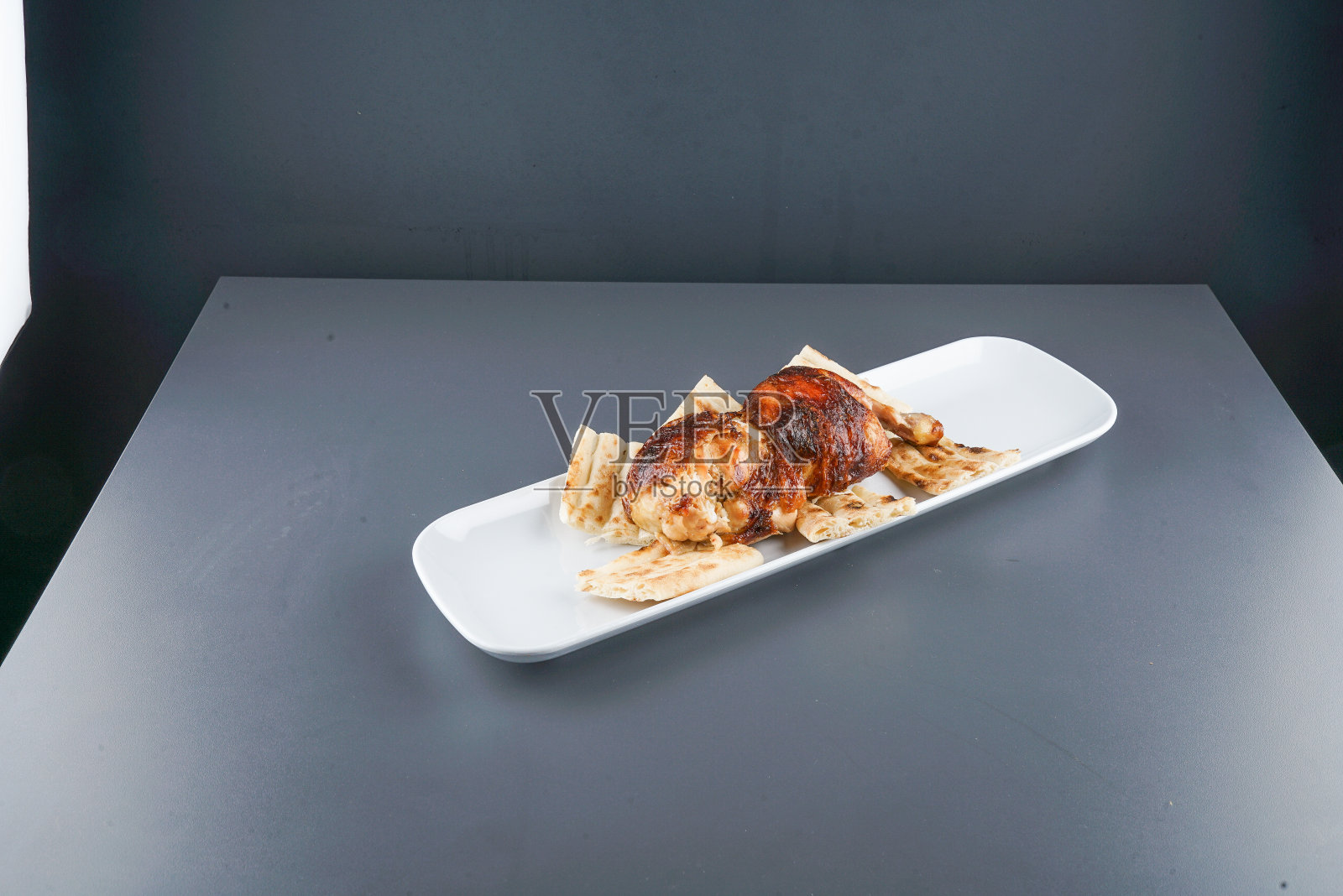 鸡肉烤炉旁边的肉饭菜单照片摄影图片