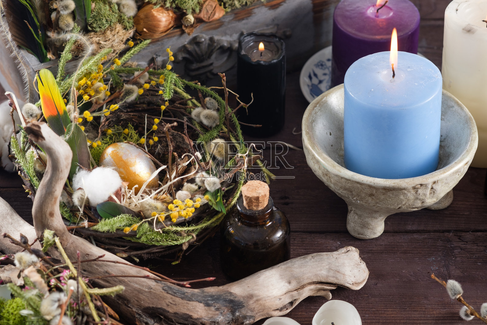 用蜡烛和复活节装饰的复活节静物画。复活节假期的概念。特写镜头。照片摄影图片