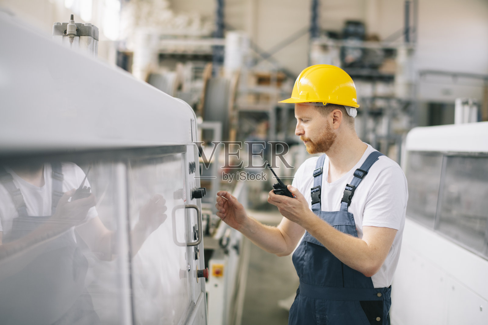 年轻的手工工厂工人照片摄影图片