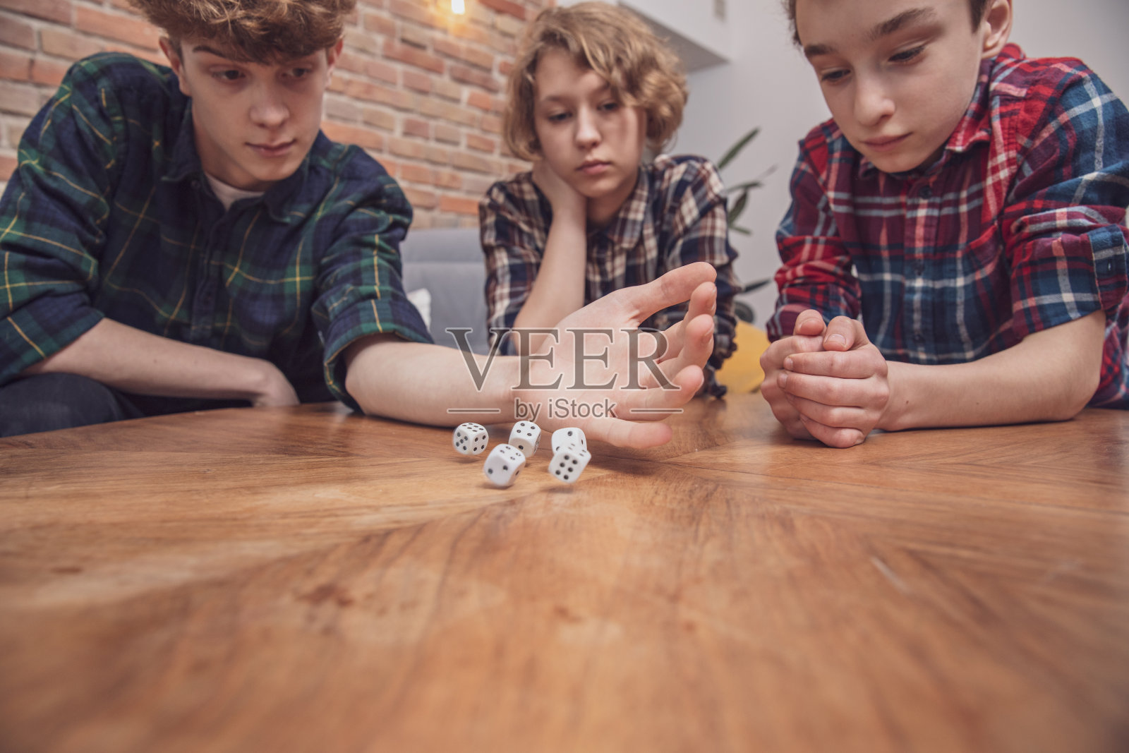 友谊、交流和人的概念——一群年轻快乐的朋友在家里休息、玩游戏、聊天、看电视照片摄影图片