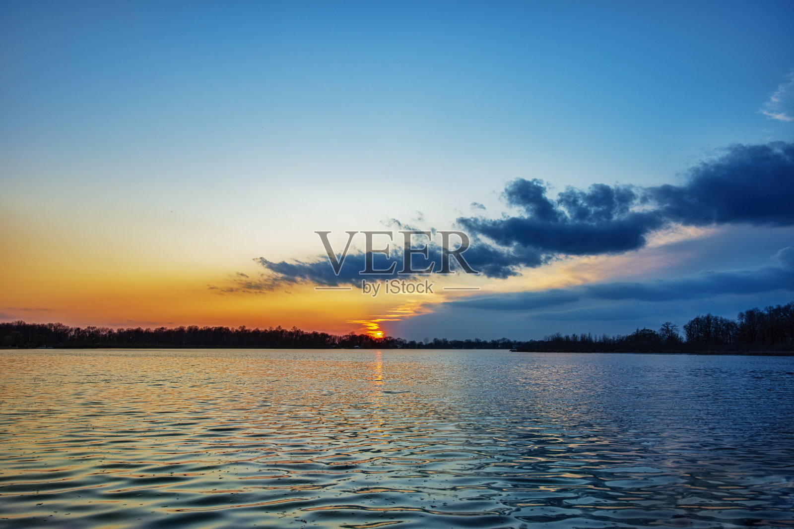 太阳在地平线上,湖上有云照片摄影图片