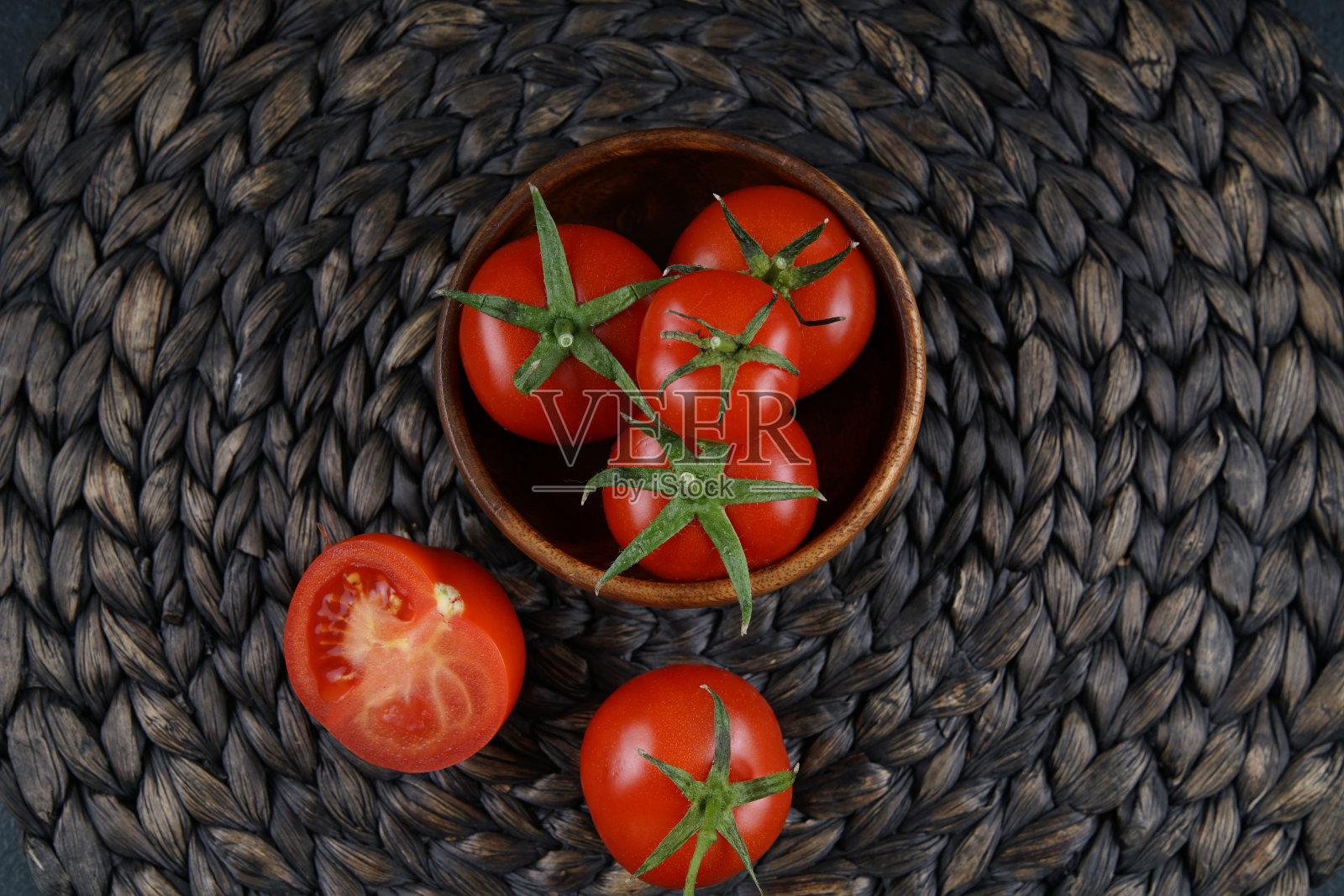 深色背景上的番茄照片摄影图片