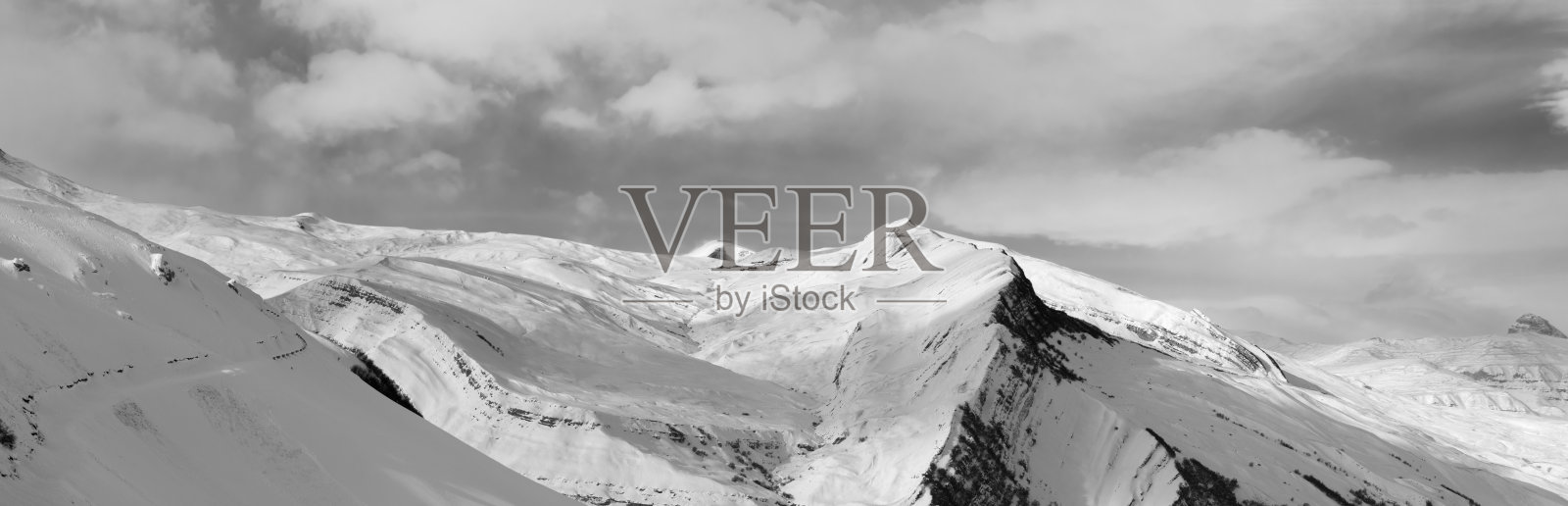 雪山和天空与云彩的冬季全景照片摄影图片