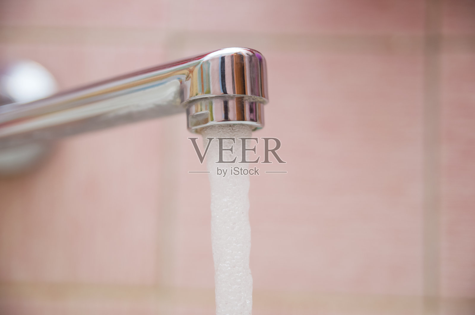 从龙头流出的大量水流照片摄影图片