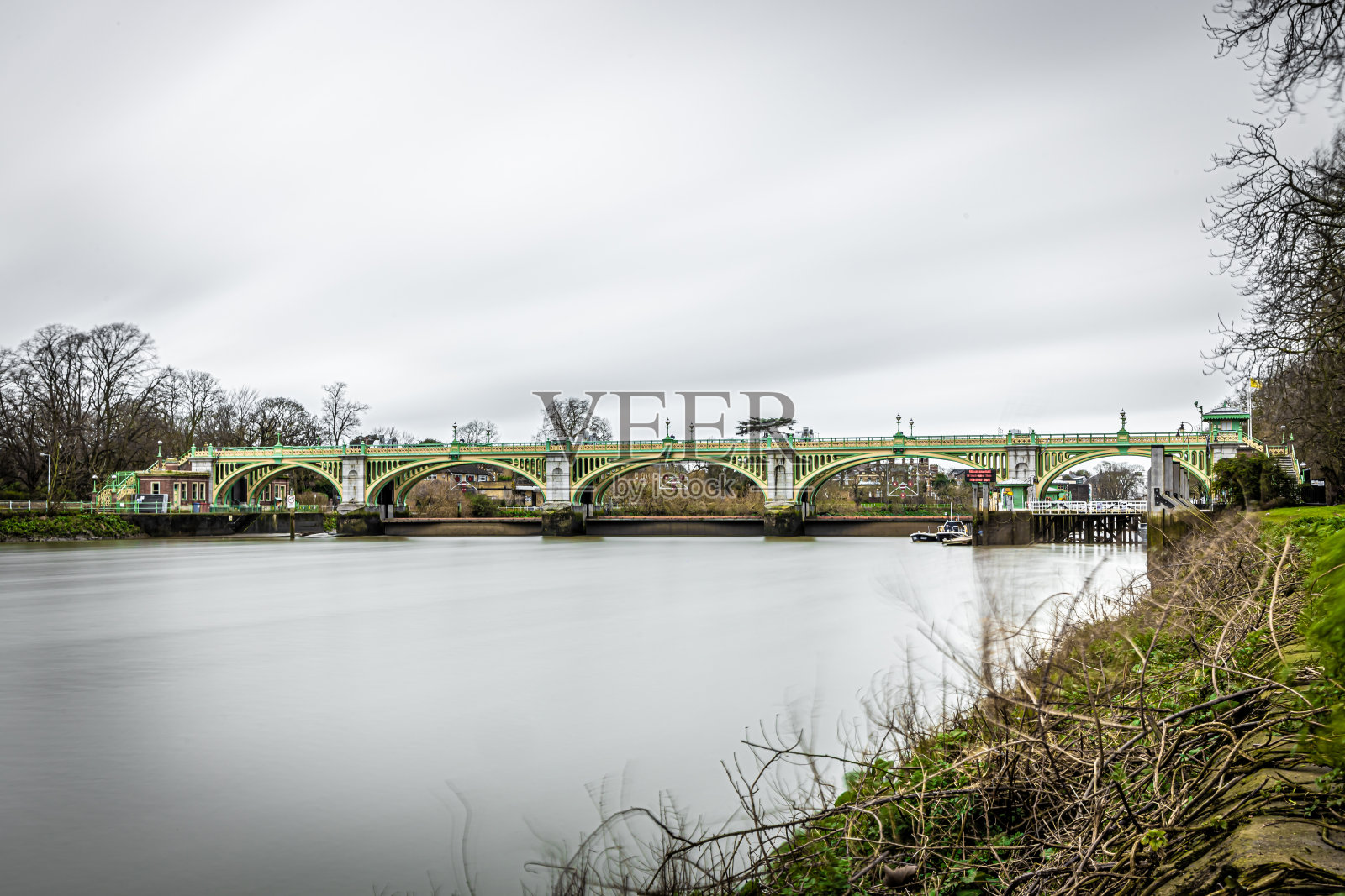 雾蒙蒙的早晨,英国伦敦的里士满锁照片摄影图片