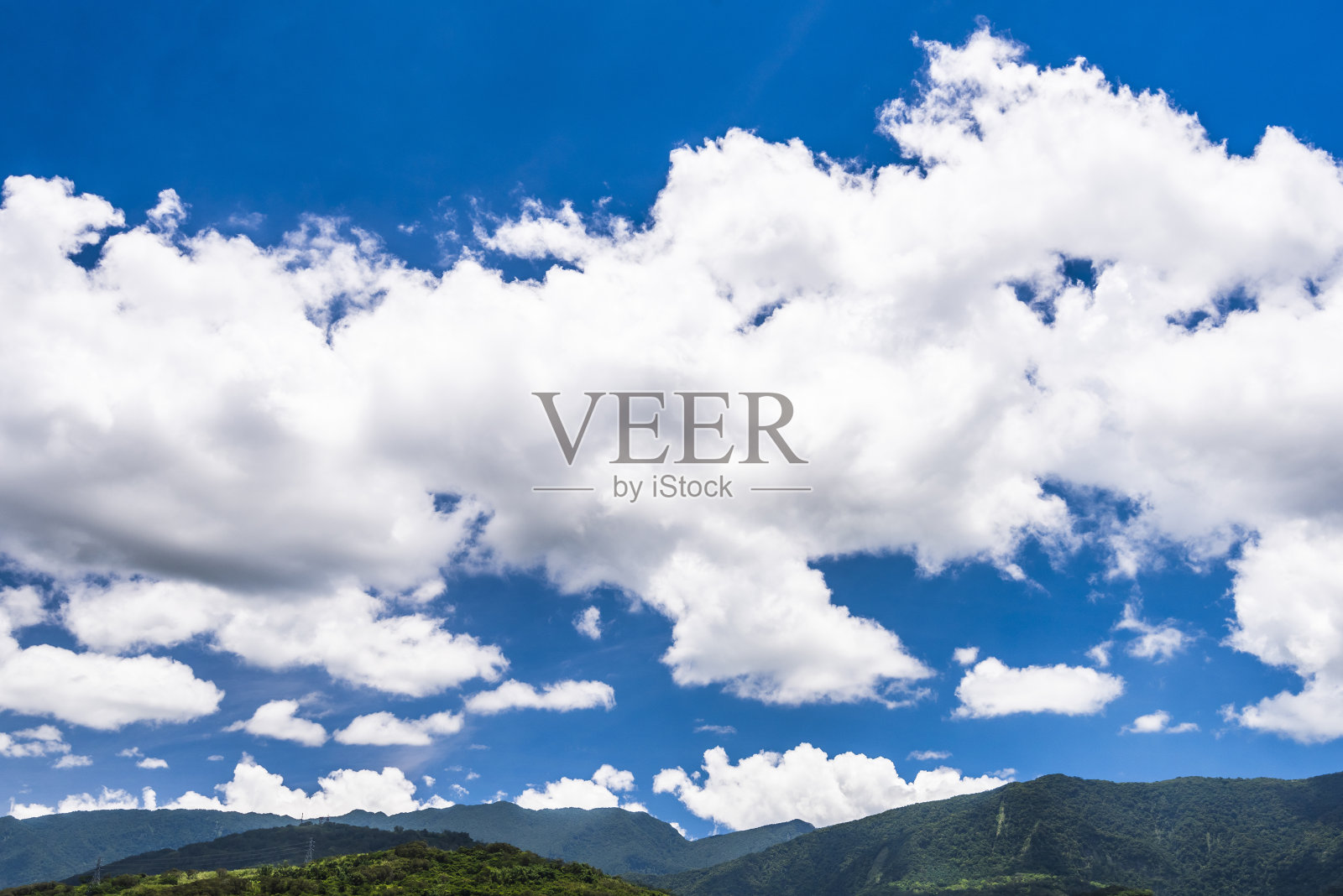 山上有蓝天和白云照片摄影图片