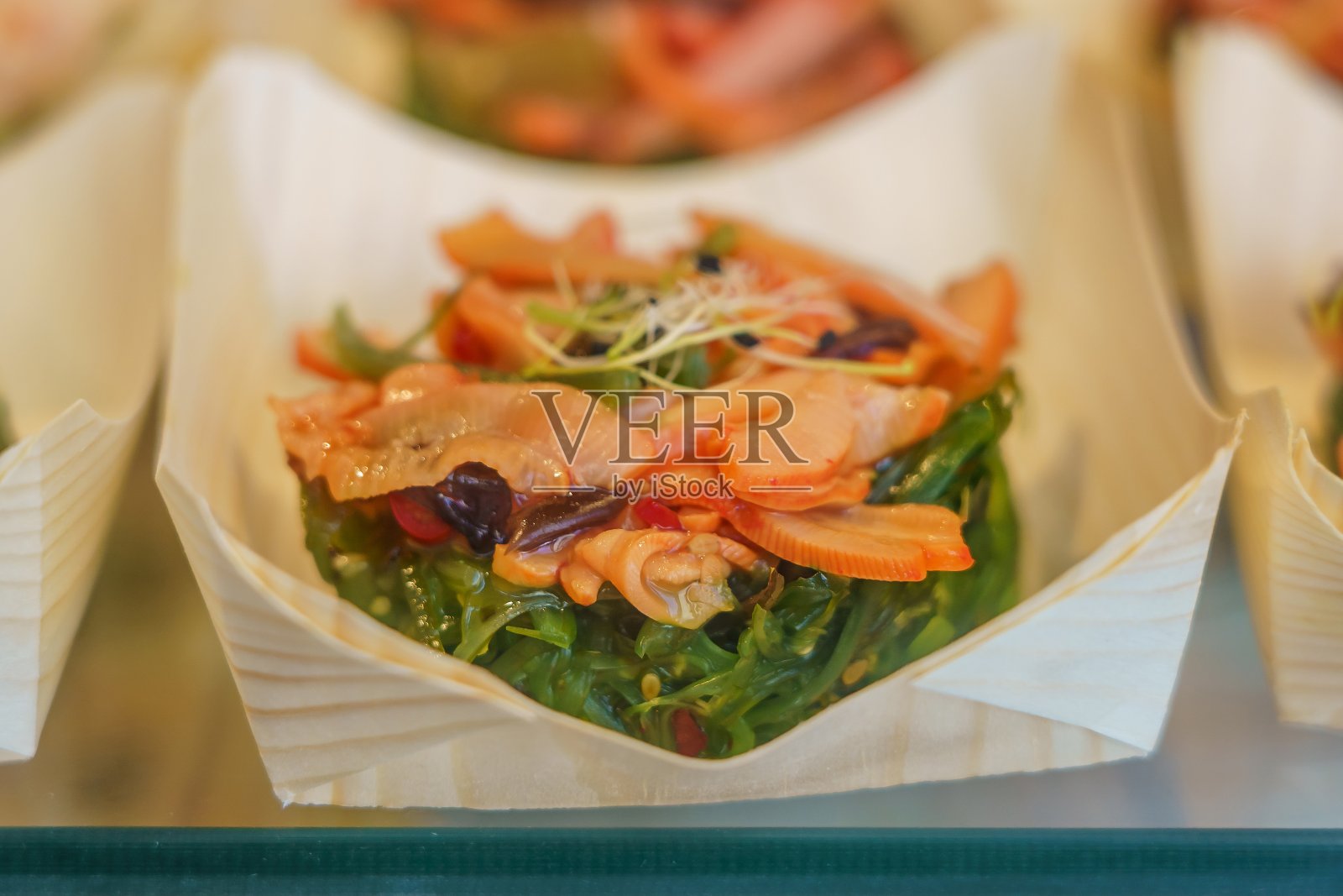 提供少量的食物,盒盖,可随时食用。鱼产品。照片摄影图片