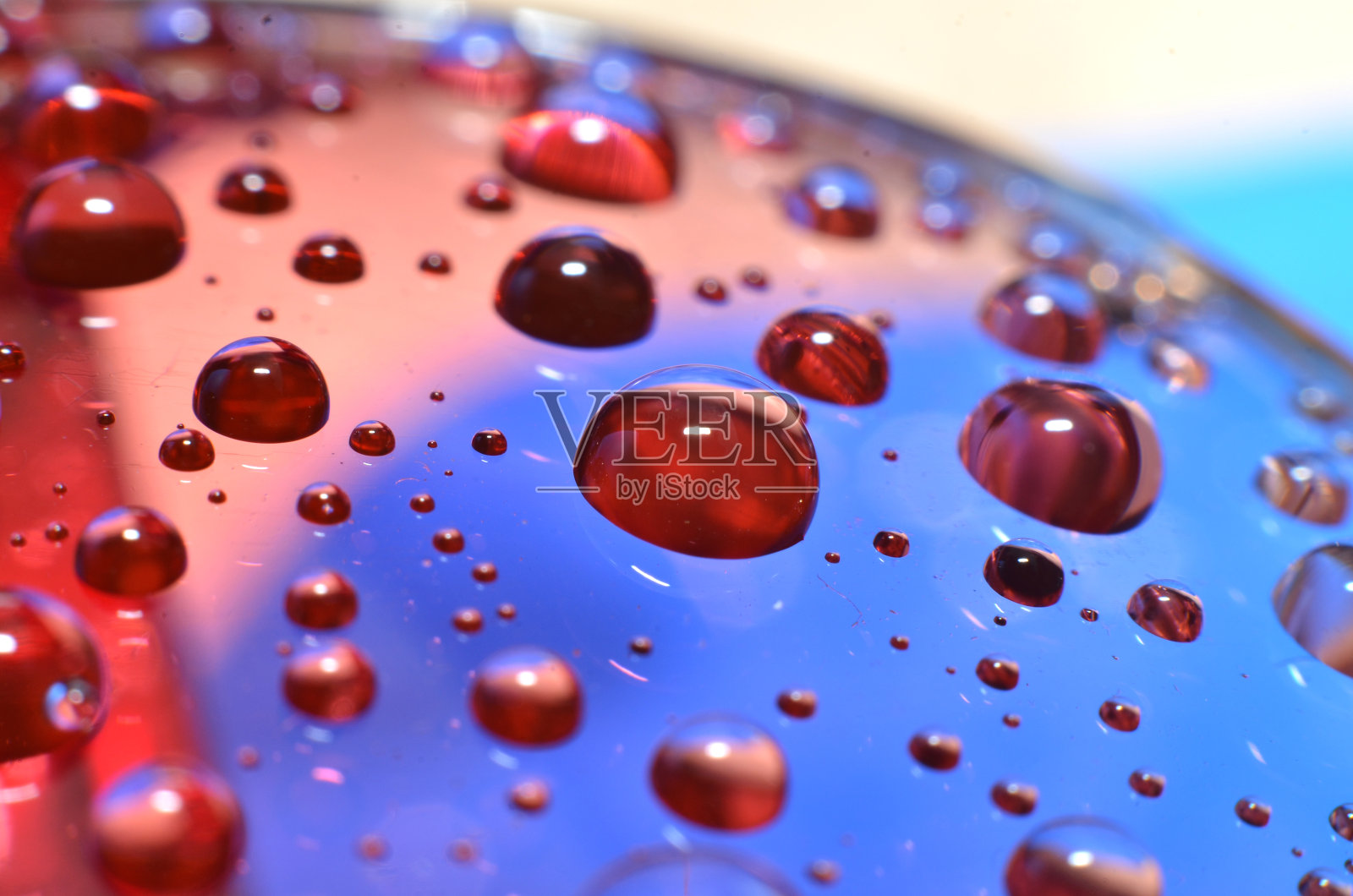 晶莹剔透的水点附着在玻璃上,与玻璃上的颜色反射出相同的颜色,成为美丽的装饰背景照片摄影图片