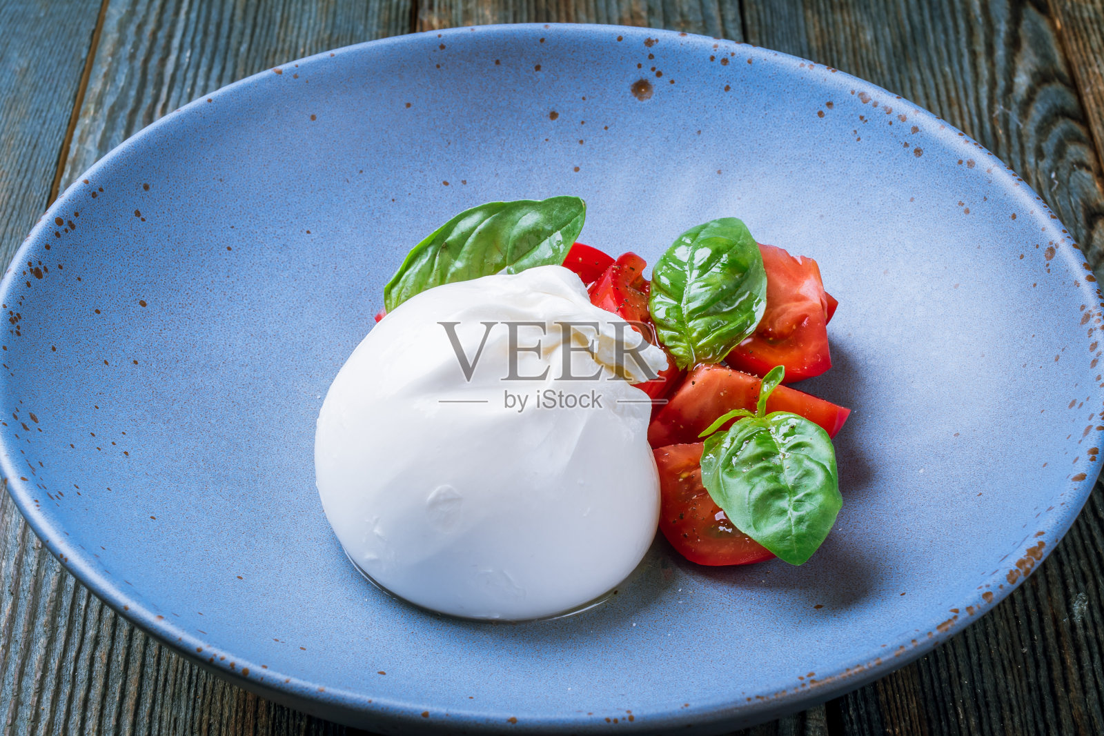 布拉塔奶酪沙拉照片摄影图片