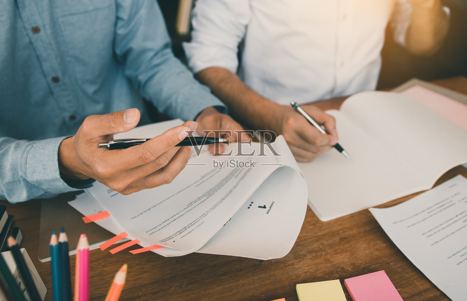 学生朋友们正在用笔记本电脑搜索关于课堂阅读的信息。照片摄影图片