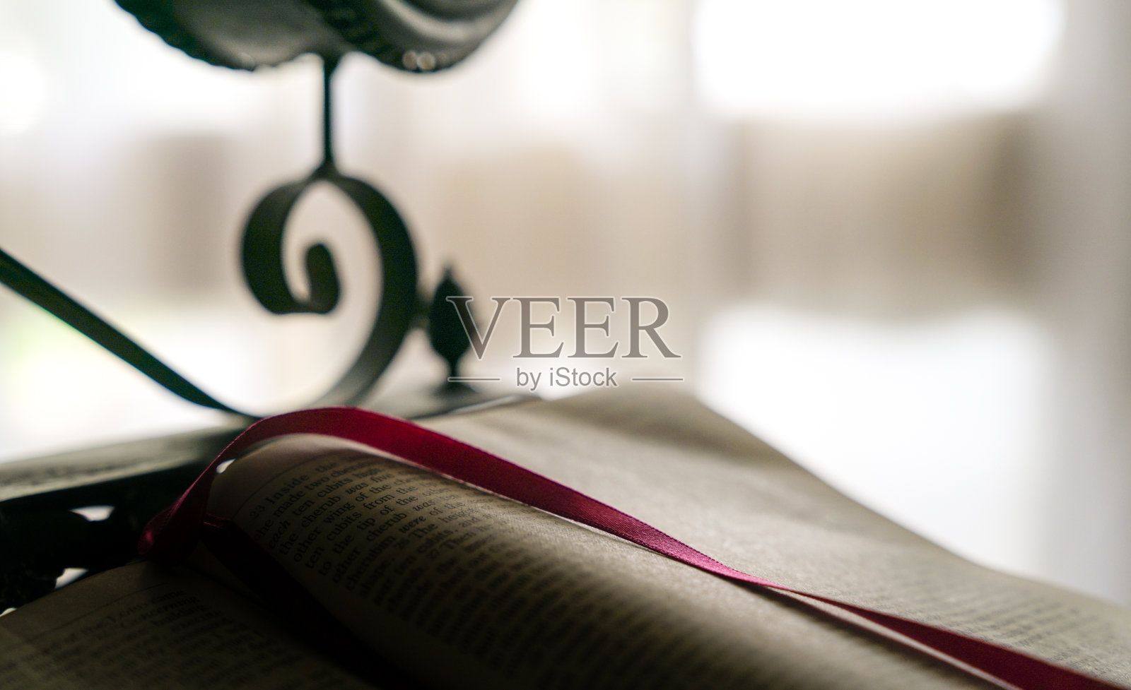 软焦点在圣经与焦点在粉红色织物书标记照片摄影图片