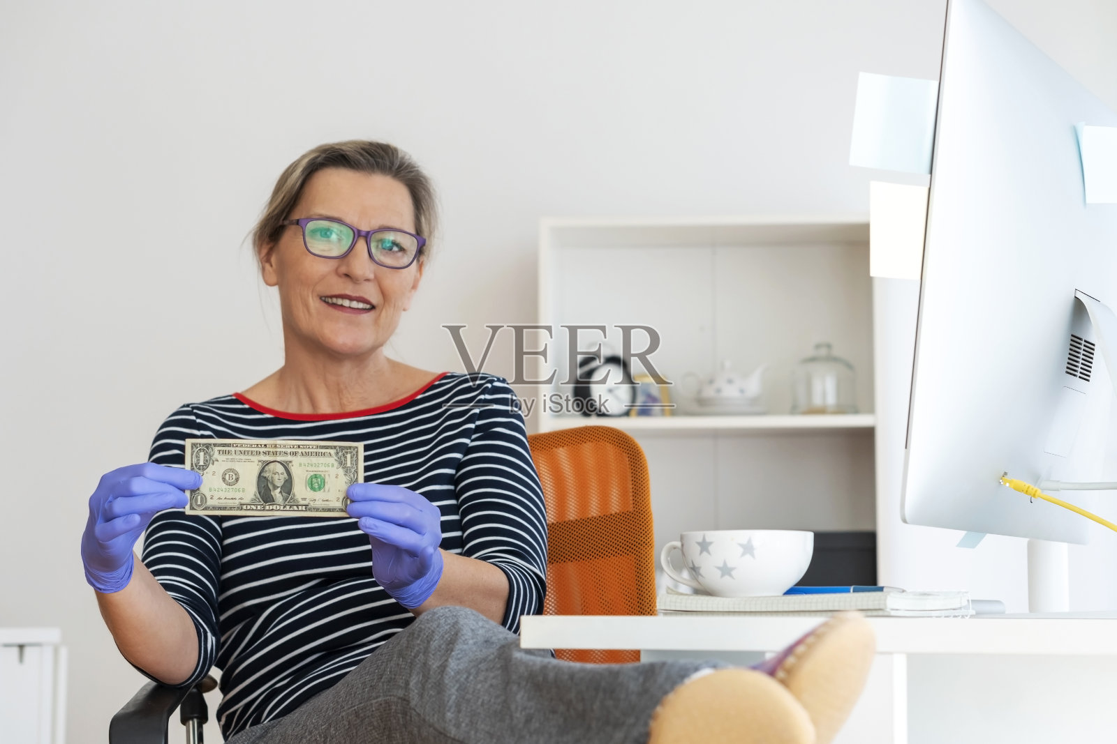 在大流行隔离期间在家工作的妇女照片摄影图片