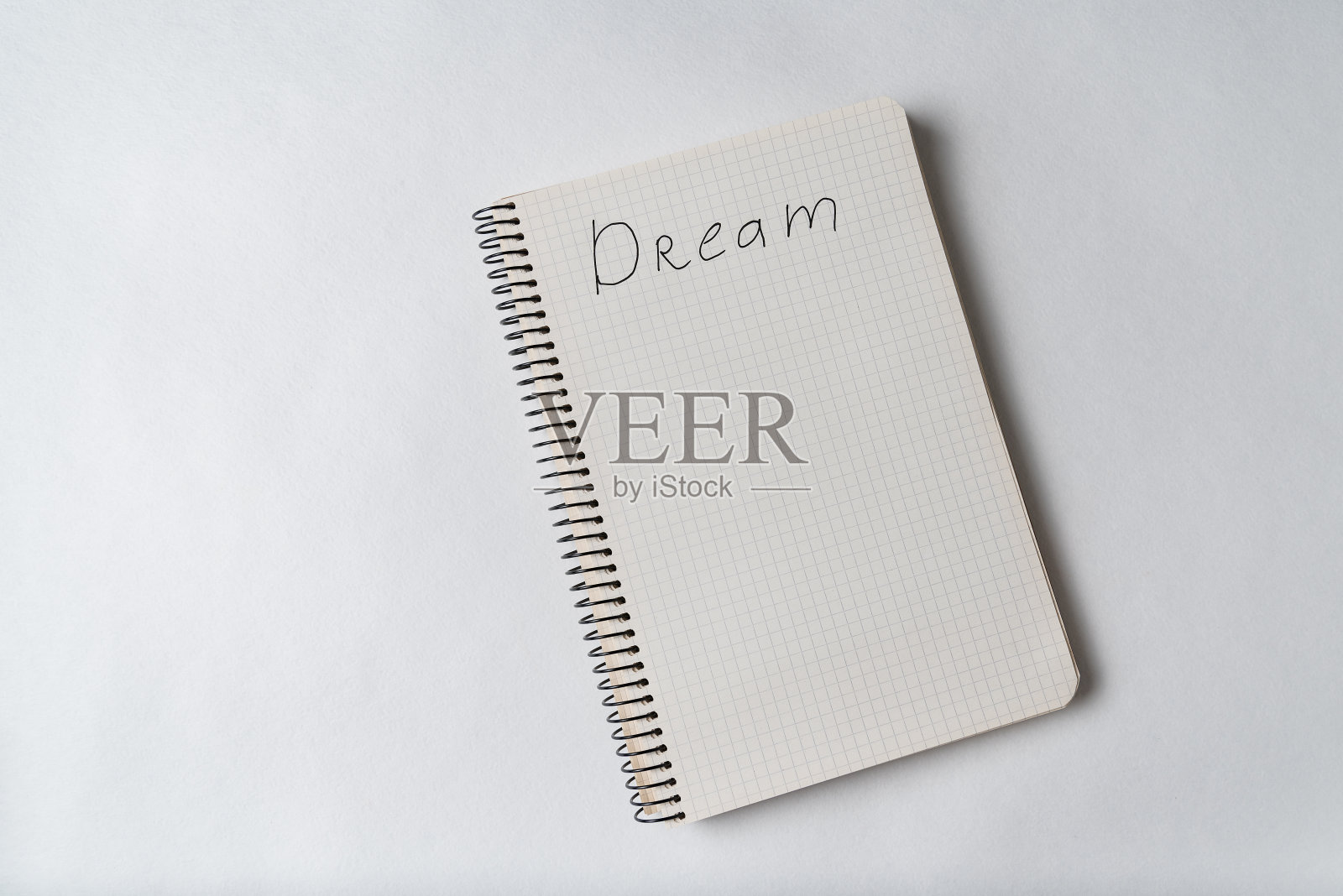 俯视图的记事本与题字梦。动机。愿望清单照片摄影图片