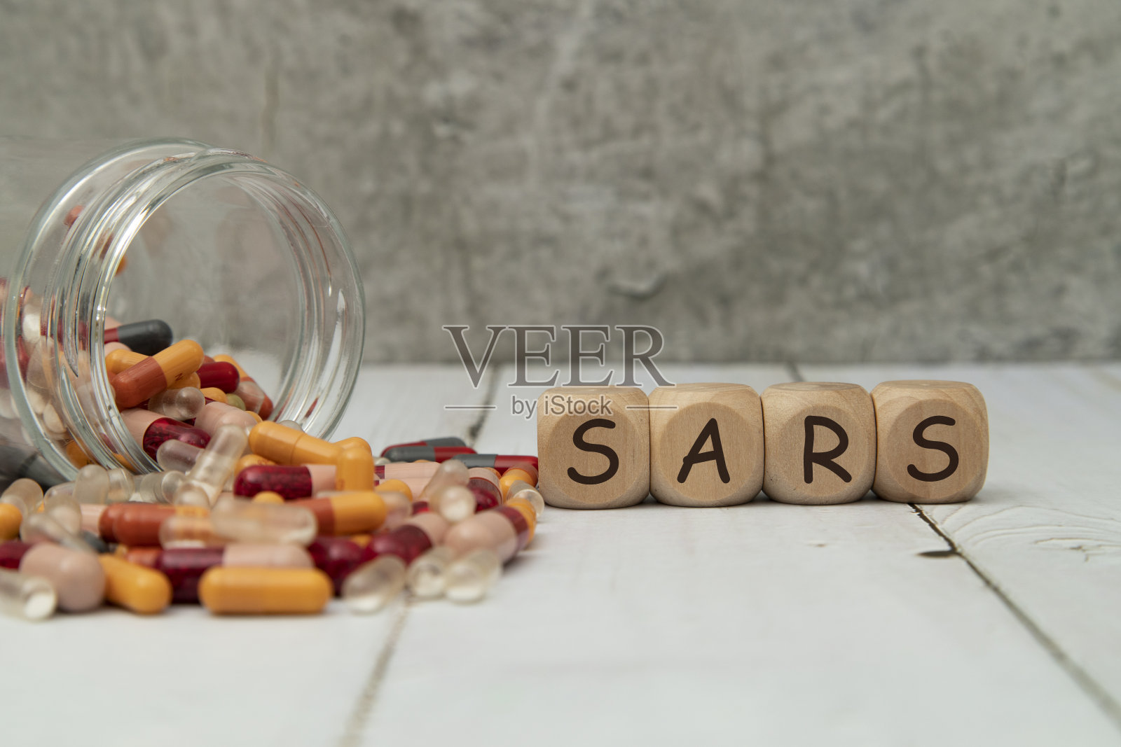 “非典”写在正方体木块上。照片摄影图片