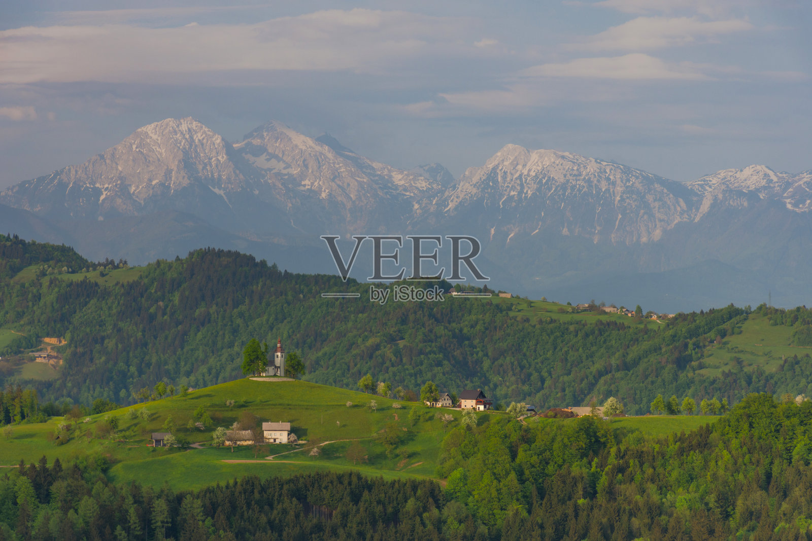 斯洛文尼亚令人惊叹的风景,有朱利安阿尔卑斯山和迷人的小教堂Sveti Tomaz(圣托马斯)在山上。斯洛文尼亚山上美丽的春天。照片摄影图片