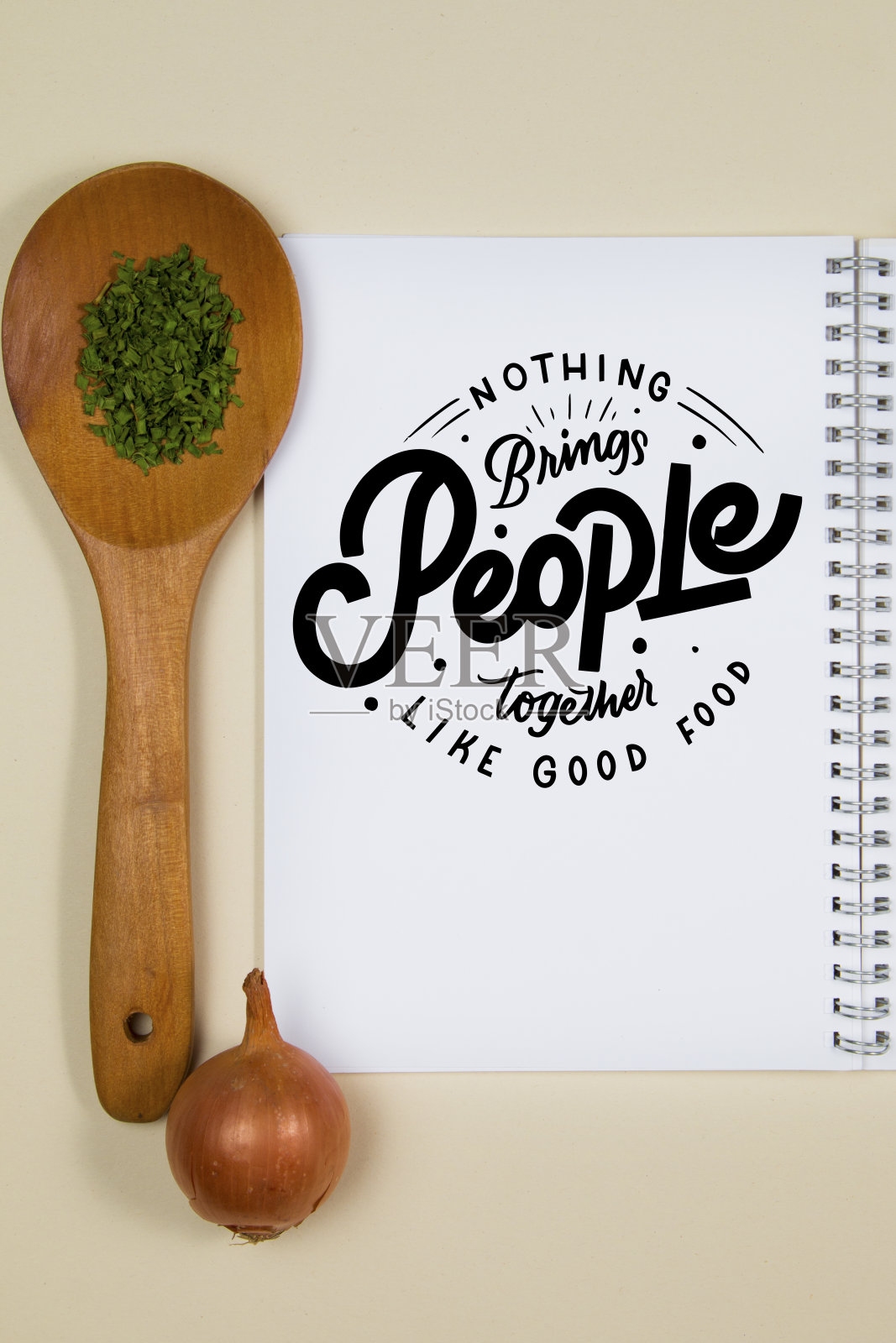 木勺,一些香草香料和一个空白的笔记本页照片摄影图片