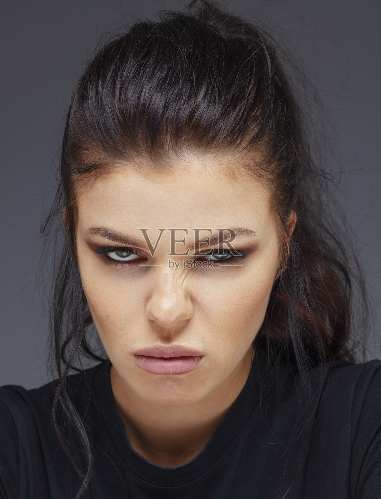 愤怒的女人肖像照片摄影图片