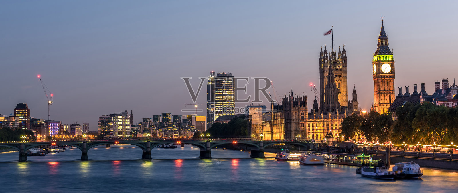 英国伦敦,威斯敏斯特大教堂和伦敦天际线上的大本钟照片摄影图片