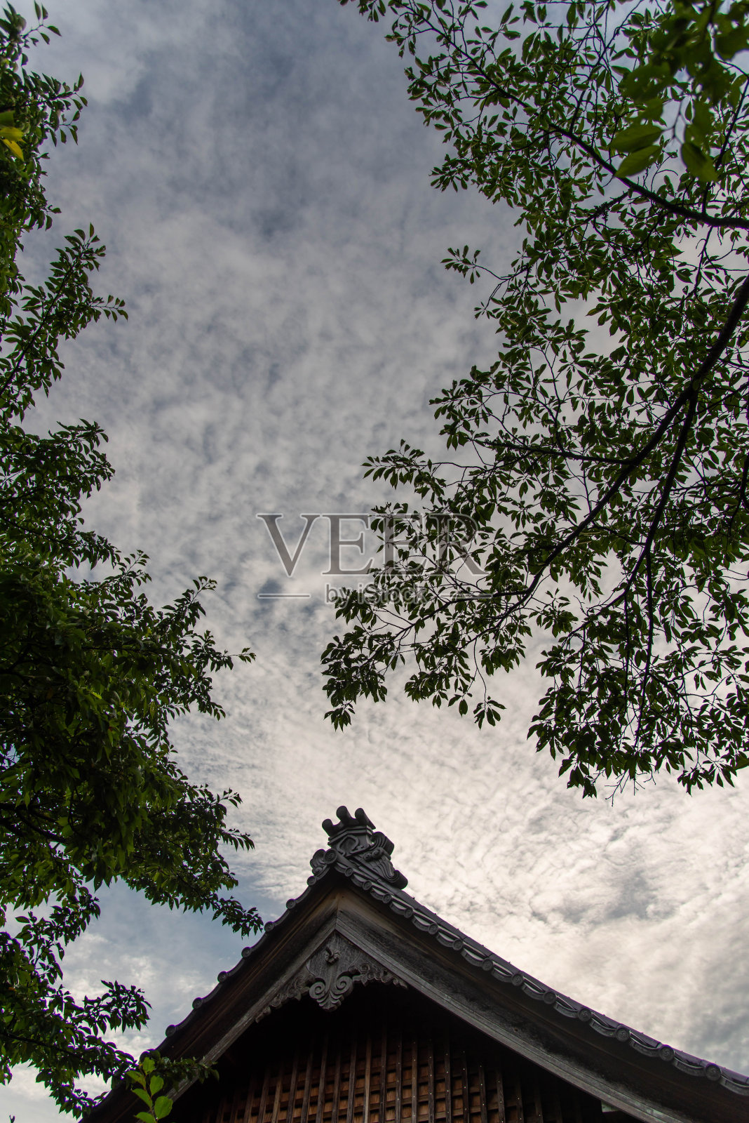 令人印象深刻的云朵图案和日本建筑的屋顶照片摄影图片